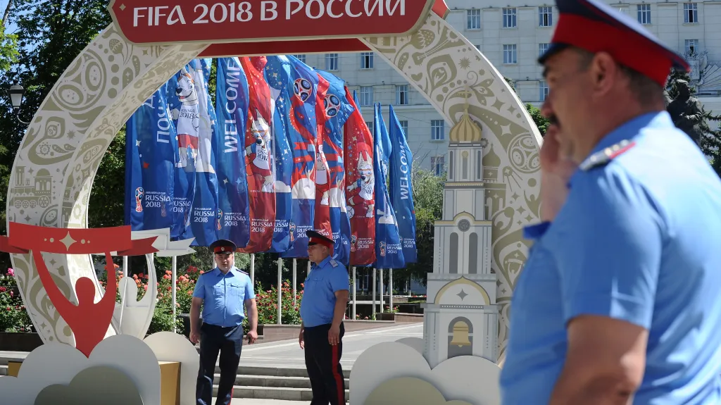 Hlídky procházejí Rostovem na Donu, jedním z měst, kde se šampionát uskuteční