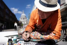 Londýnský umělec maluje na zaschlé žvýkačky