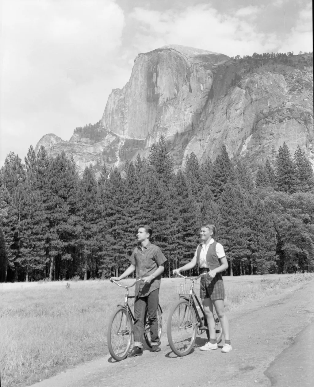 V 50. letech začali Američané objevovat i kouzlo cykloturistiky. Na snímku z roku 1959 jsou zachycení návstěvníci u skalního útvaru Half Dome v Yosemitském národním parku v Kalifornii