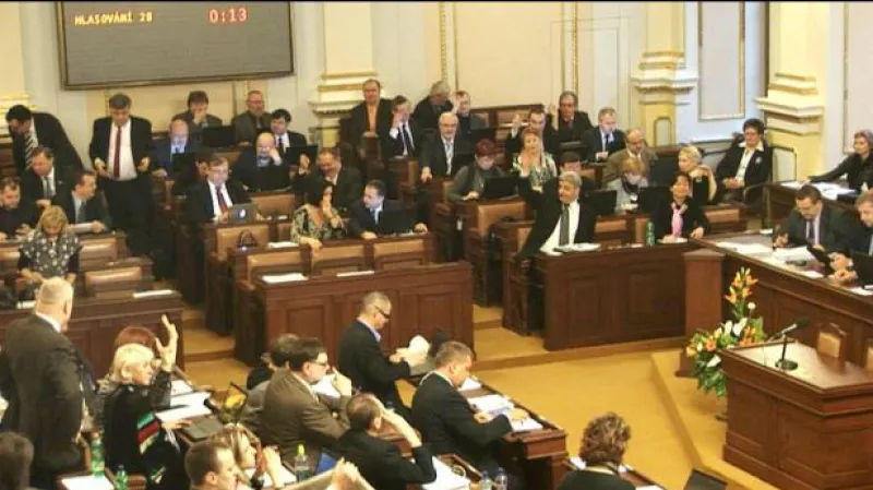 Opozici se nepodařilo shodit Nečasovu vládu