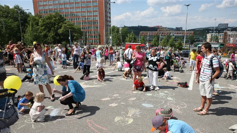 Malování na chodník na zlínském festivalu