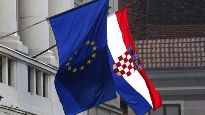 Státní vlajka Chorvatska s vlajkou EU na budově parlamentu v Záhřebu
