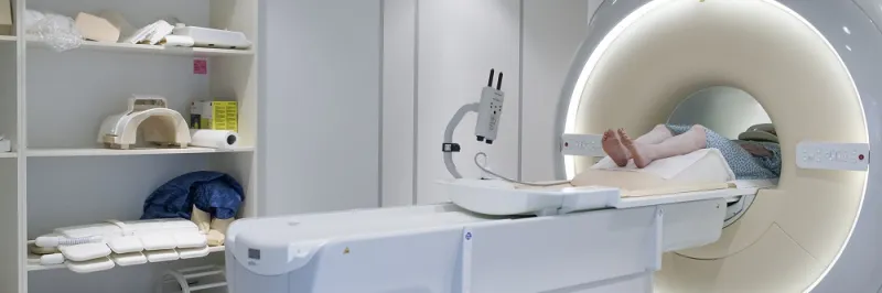 Na magnetickou rezonanci stále čekají neakutní pacienti týdny i měsíce