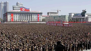 Severokorejská demonstrace na podporu výzvy k bojové pohotovosti