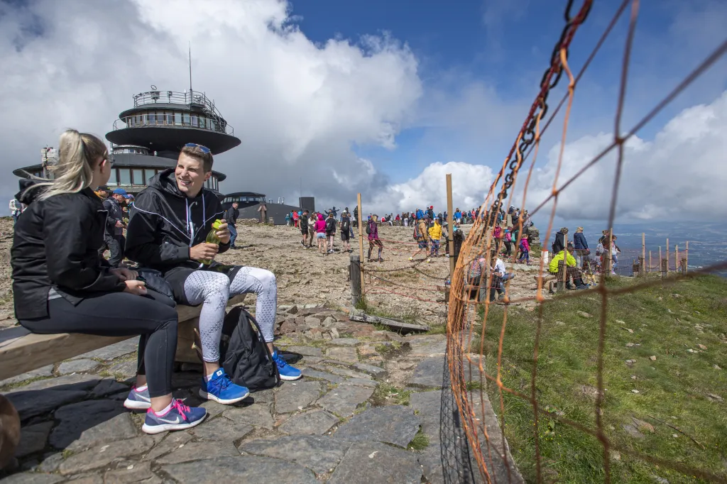 Turisté na Sněžce