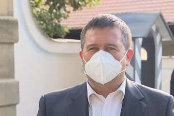 Hamáček zvažuje trestní oznámení na lékový ústav, podle něj neměl pravomoc prověřovat distribuci roušek