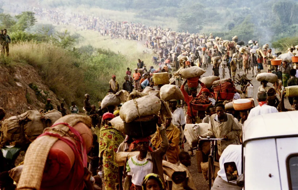 Rwandští uprchlíci překračují hranice do Tanzanie 30. května 1994 poté, co vláda převzala kontrolu nad tanzanskou hranicí s Rwandou na řece Akagera na jihovýchodě