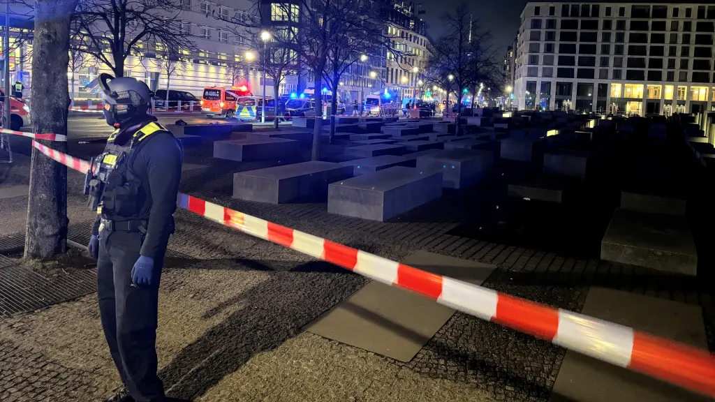 Policista hlídá u památníku holocaustu v Berlíně po případu pobodání (únor 2025)