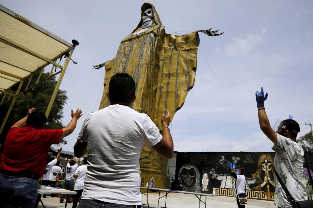 Na opětovné otevření chrámu kultovní postavy La Santa Muerte, tedy Svaté Smrti, přišly v hlavním městě Mexika stovky věřících. Mexická vláda zrušila nařízení, která zakazovala shromážďování lidí kvůli koronaviru