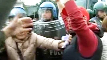 Italové protestují proti výstavbě skládky u Neapole