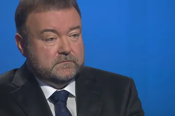 Ukrajina je rozpolcená a vyčerpaná. V zemi pak rostou nacionalistické tendence, upozorňuje Karas