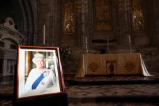 Rok od úmrtí Alžběty II. zveřejnil britský král její portrét, lidu poděkoval za podporu