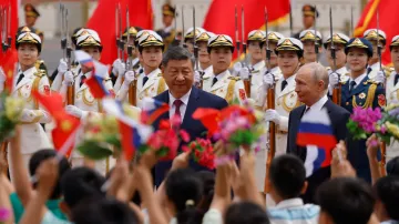 Si Ťin-pching přivítal Vladimira Putina v Pekingu (20. května 2026)