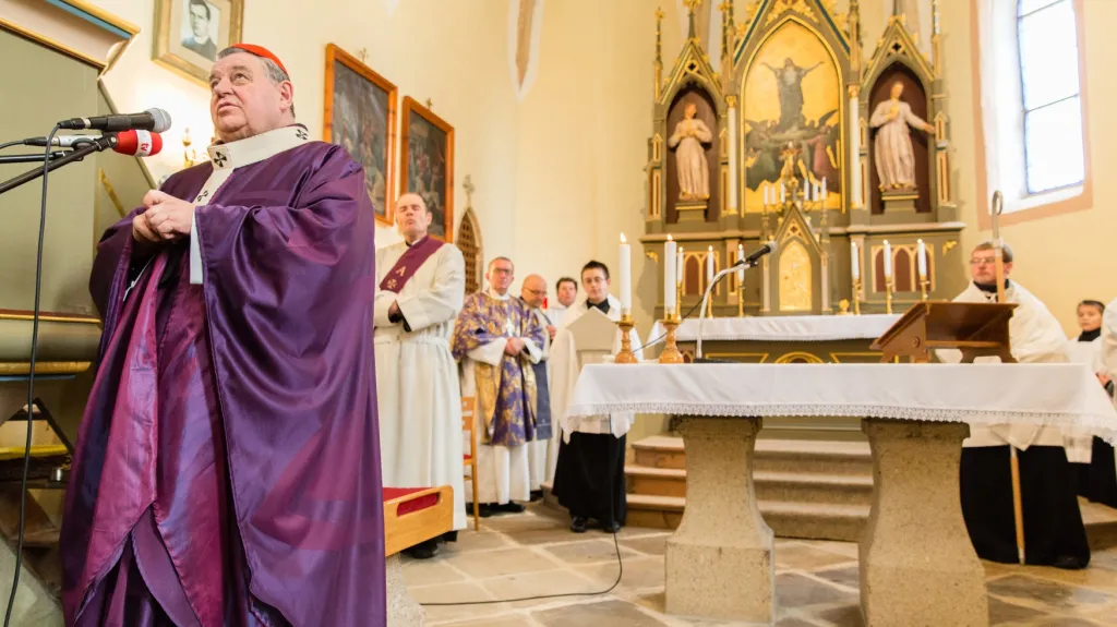 Dominik Duka vede mši v číhošťském kostele