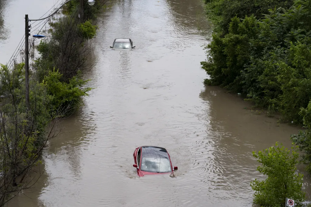 Auta jsou po silném dešti v Torontu částečně zatopena v údolí Don Valley