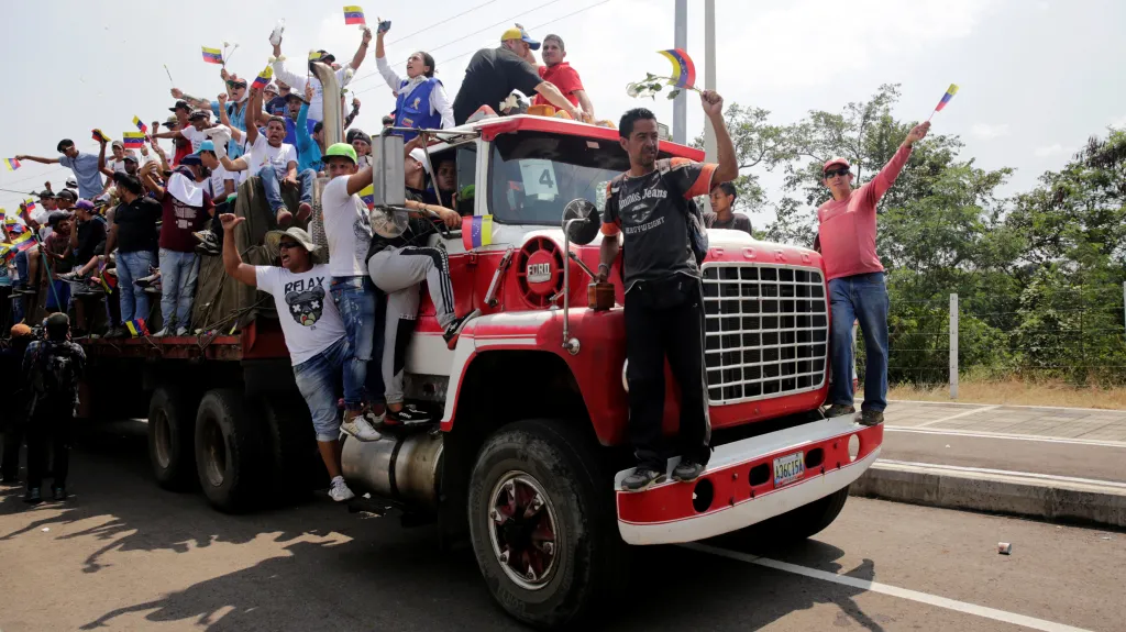 První náklad humanitární pomoci, který z Kolumbie přejel do Venezuely
