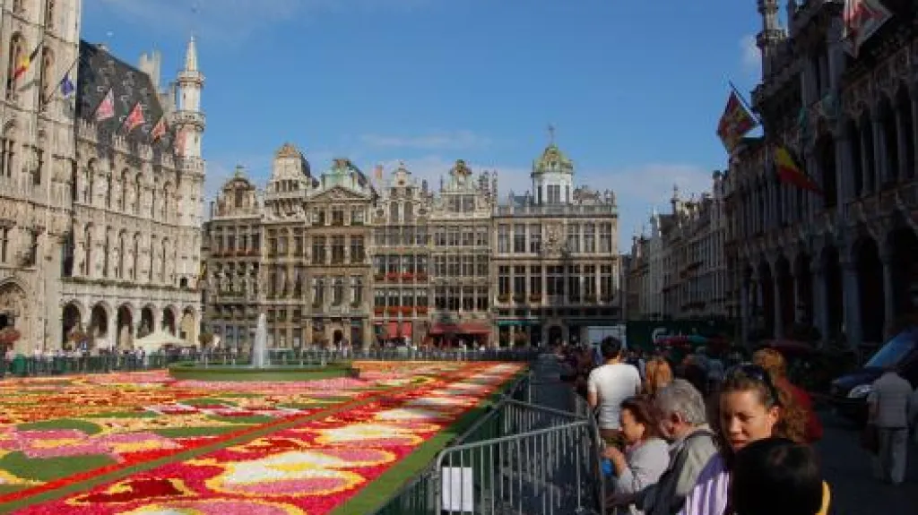 Bruselské Velké náměstí ozdobil květinový koberec