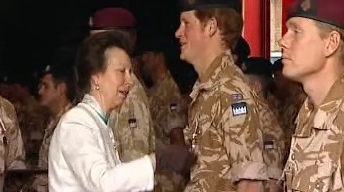 Princezna Anna předává Harrymu medaili za službu v Afghánistánu.