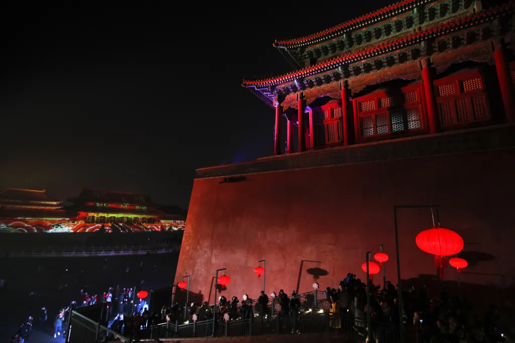 Palácové muzeum v Pekingu v průběhu nočních návštěvních hodin během Latern festivalu 2019