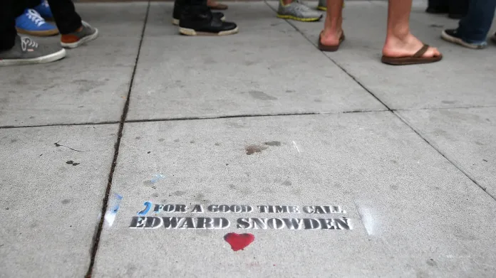 Graffiti v San Franciscu podporující Snowdena