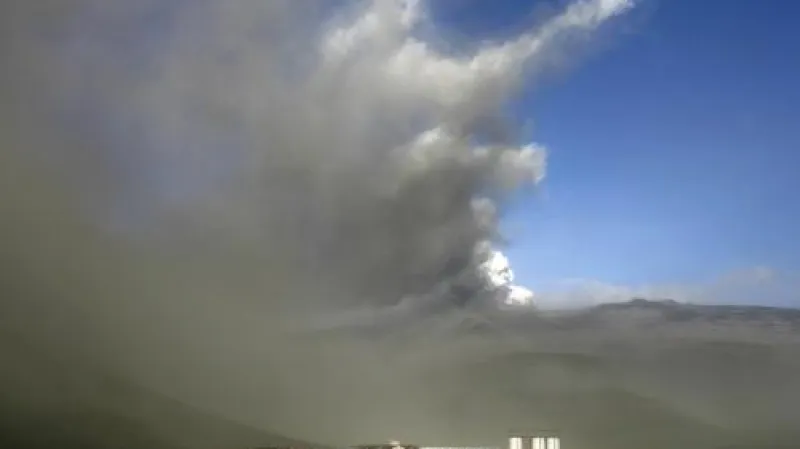 Popel ze sopky zasypal Island