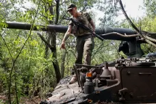 Rusko v Donbasu zesílilo útok, aby odvedlo pozornost od protiofenzivy, informují britské tajné služby