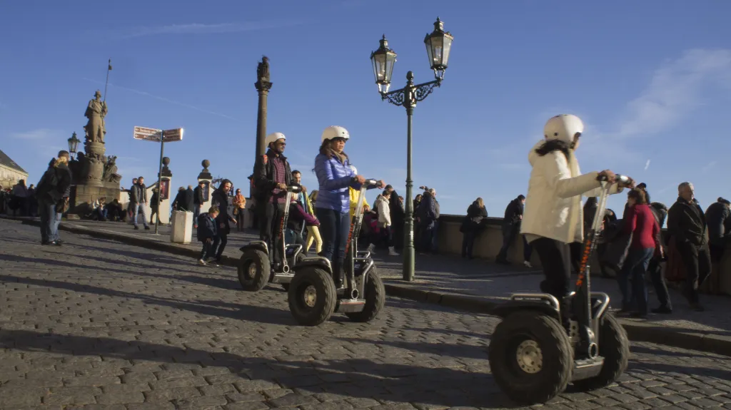 Segwayisté při jízdě z Hradčanského náměstí