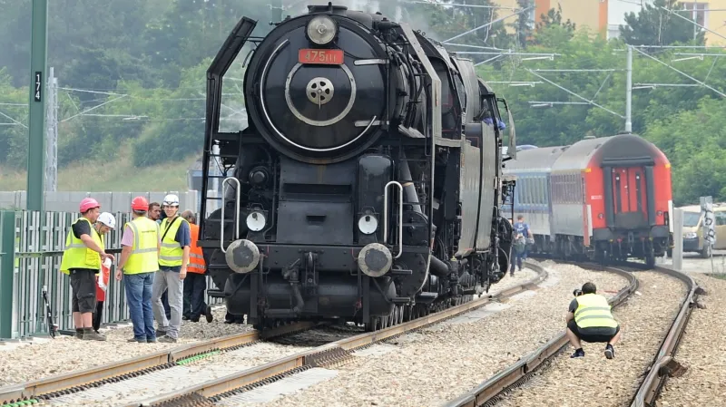 V Plzni testovali mosty parními lokomotivami