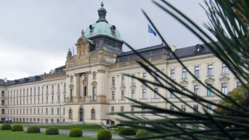 Události: Rozpočet na rok 2015 a vyšší platy státních zaměstnanců