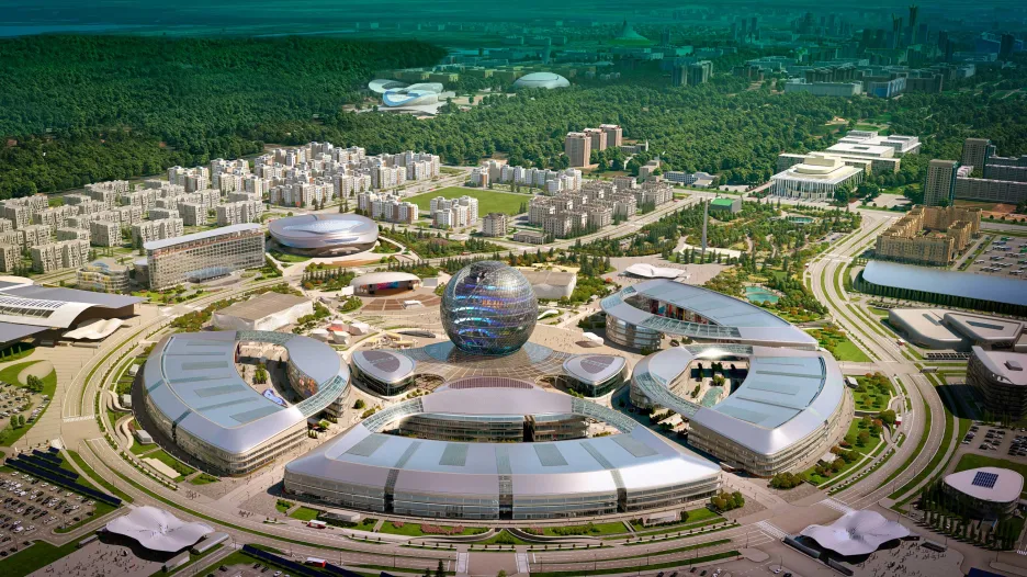 Výstavní komplex na rozloze pětadvaceti hektarů navrhlo americké studio Adrian Smith + Gordon Gill Architecture. Symbolem EXPO 2017 je centrální kazašský pavilon ve tvaru koule o průměru 80 metrů.