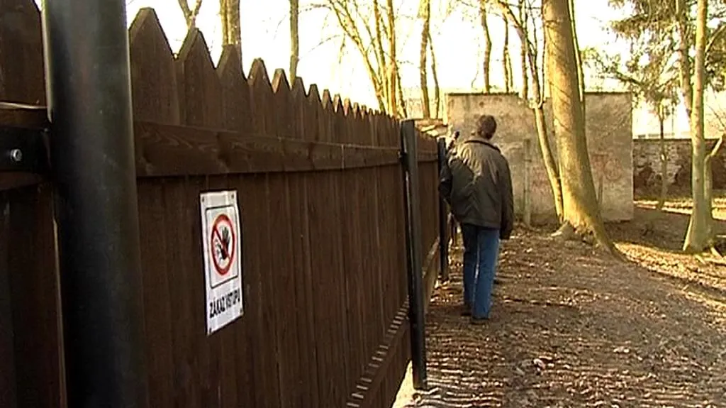 Plot v zámecké zahradě