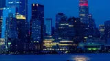 Červeně nasvícený Empire State Building na fotce z roku 2020