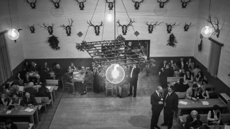 Nominace na první cenu Czech Press Photo 2017 v kategorii Každodenní život (série). Michael Hanke, volný fotograf – Plesová sezóna. Myslivecké a hasičské plesy se v Česku pro svoji nezaměnitelnou atmosféru stále těší velké oblibě.