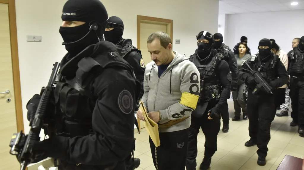Tomáš Szabó přichází do jednací síně specializovaného trestního soudu v Pezinku