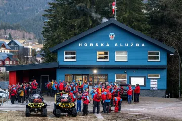 Pohřešovanou ženu i její tříleté dítě našla horská služba mrtvé v lese u Růžové hory