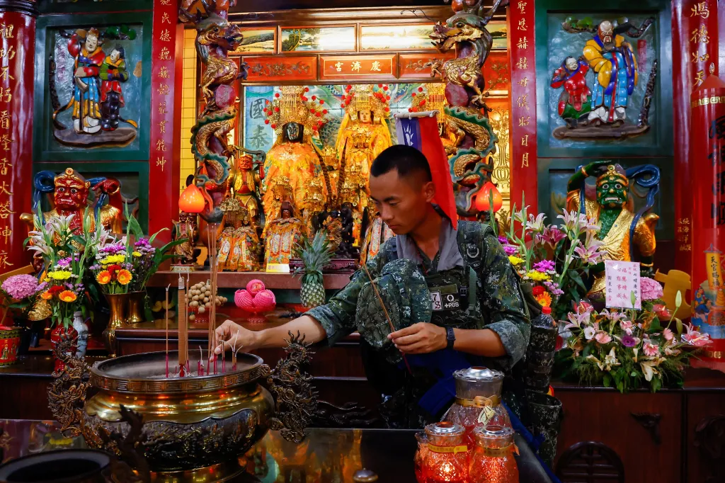 Tsai Tsung-lin se na své cestě modlí v chrámu v Ťi-lungu