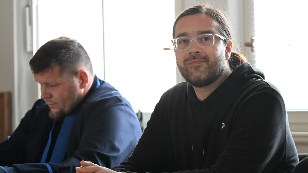 Jiří Lobotka (vpravo) s obhájcem Vítem Pavkem u soudu (9. září 2026)
