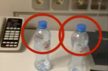 Novičok se našel na lahvi z Navalného hotelového pokoje v Tomsku, oznámil jeho tým