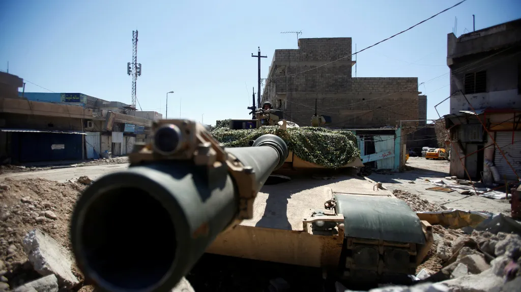 Irácký voják v tanku při dobývání Mosulu