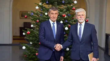 Prezident Petr Pavel (vpravo) a premiér Andrej Babiš (ANO) před společným novoročním obědem na Pražském hradě