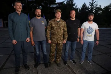 Ještě řekneme v boji své slovo, slibují velitelé z Azovstalu po návratu ze zajetí do vlasti