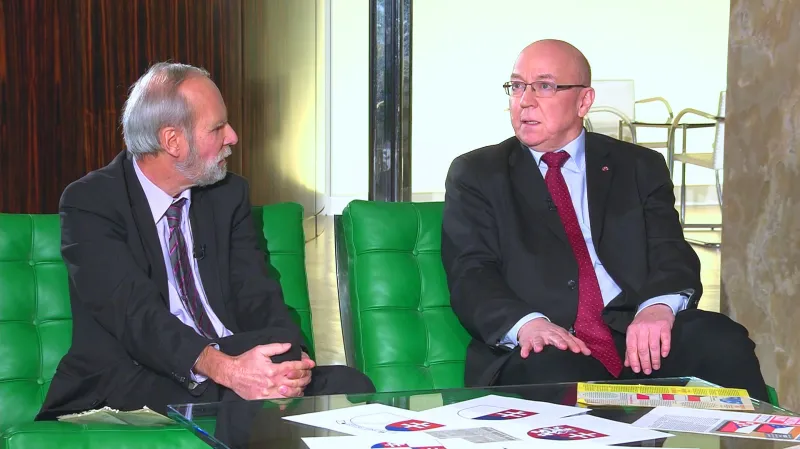 Zleva Aleš Brožek a Ladislav Vrteľ hosty Speciálu ČT24