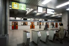 Metro jezdí pod Prahou padesát let. Ulevilo přetíženým ulicím, na velkou vodu nestačilo