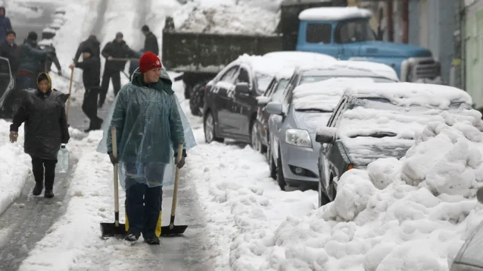 Se sněhem se potýkají i na Ukrajině