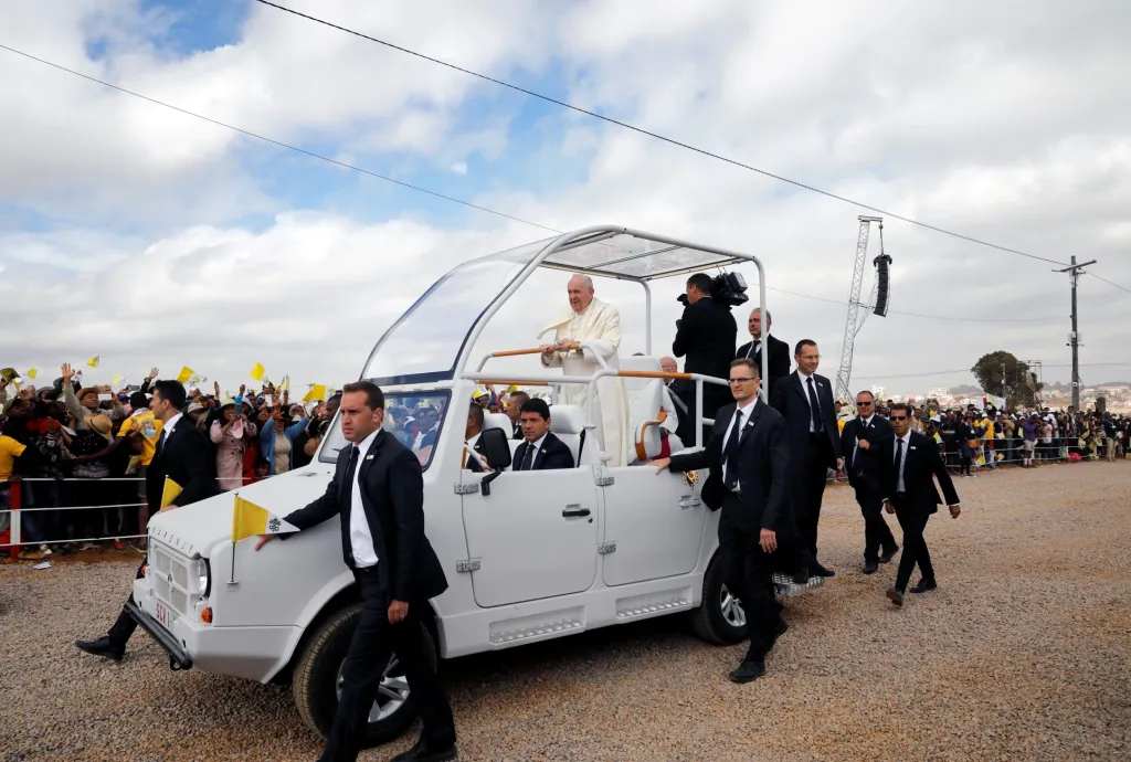 Papež se veze v papamobilu na mši v diecézním areálu Antananarivo.