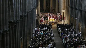 K uctění poslední památky oblíbeného kněze se uvnitř katedrály shromáždily stovky lidí.
