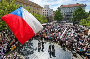 U stolů na náměstí v Brně se usadili sudetští Němci i Češi, přišli také protestující
