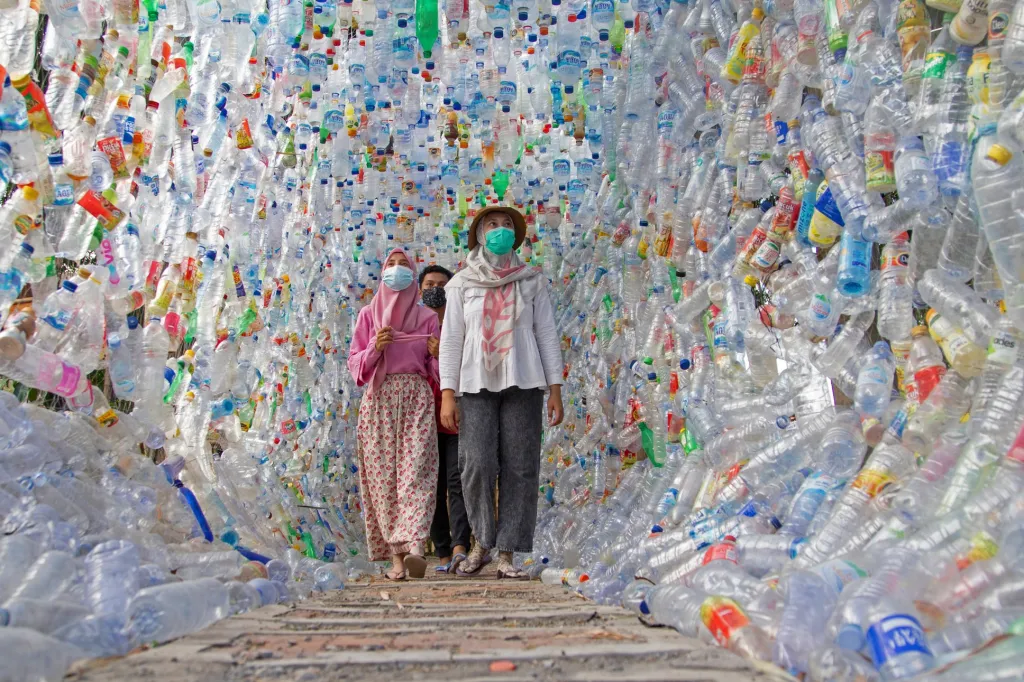 Lidé procházejí tunelem „Terowongan 4444“ , postaveným z plastových lahví sesbíraných z několika řek na Jávě. Indonéská ekologická aktivistická skupina Ecological Observation and Wetlands Conservation (ECOTON) vybudovala ve městě muzeu plastů, do kterého umístila i tunel, jenž vznikal tři roky