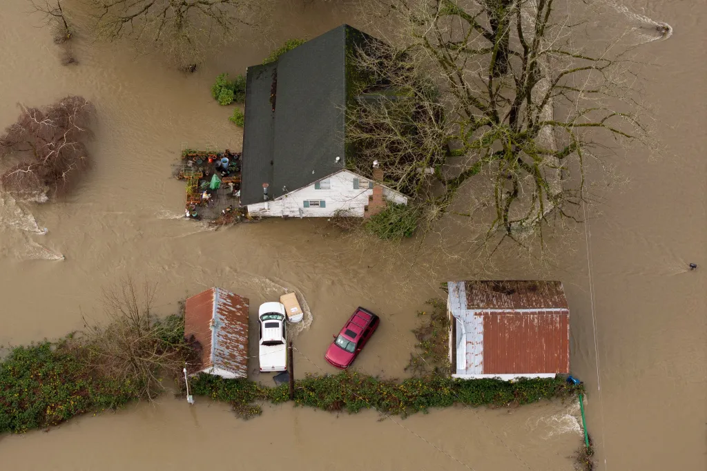 Dům a automobily zaplavené vodou ve Fall City na severozápadě USA