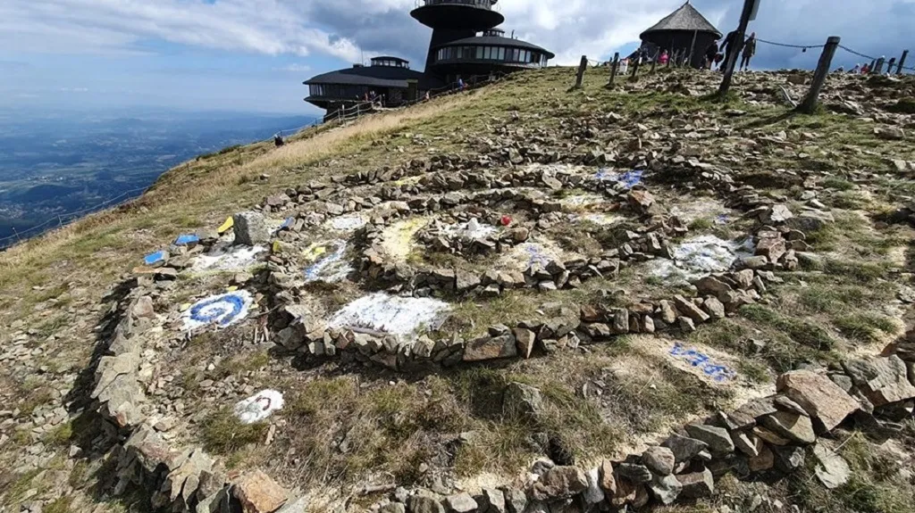 Mandala z kamenů na vrcholu Sněžky
